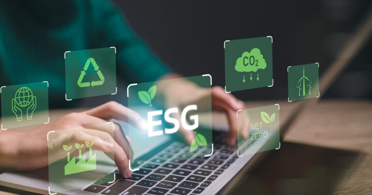 Ruke na tastaturi laptopa okružene ESG ikonama — reciklaža, net zero, CO₂, vetroturbina i društvena odgovornost