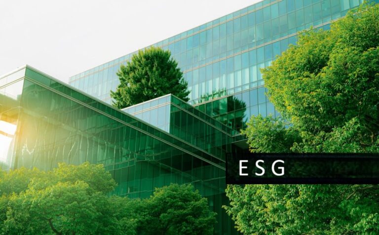 Staklena poslovna zgrada okružena zelenilom sa drvetom na terasi, simbol ESG održivosti.