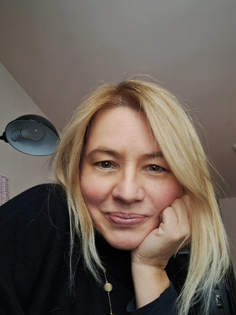 portret ženske osobe, obučene u crno,iza koje se nalazi zidna lampa