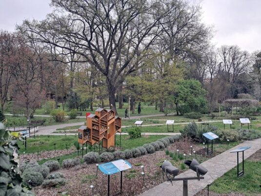 Botanička bašta u Beogradu, pogled na hotel za pčele