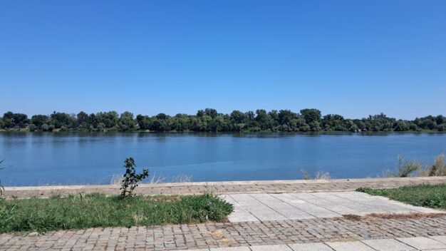 reka Dunav, šetalište na Dorćolu sa pogledom na ratno ostrvo, u blizini ušča Save u Dunav