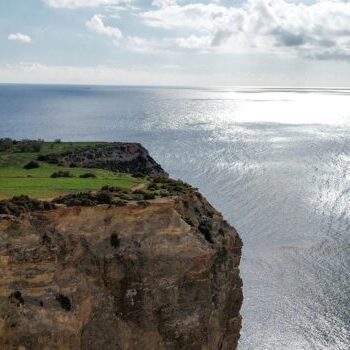 pogled na litice na ostrvu Malta i pučinu mora po vedrom danu