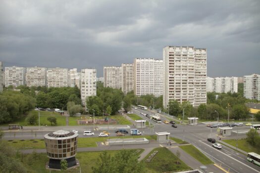 Gradski ambijent, raskrsnica bulevara, sa visokim stambenim zgradama, po oblačnom danu