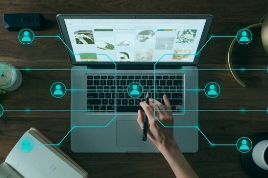 Ekran laptop na kome ženska ruka kuca