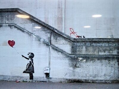 Grafit na stepeništu devojčice koja drži na uzici balon u obliku srca