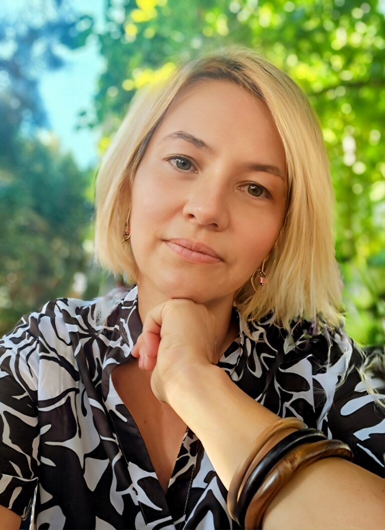 žena autor bloga budi održiv u portreta sa zelenim drvećem u pozadini